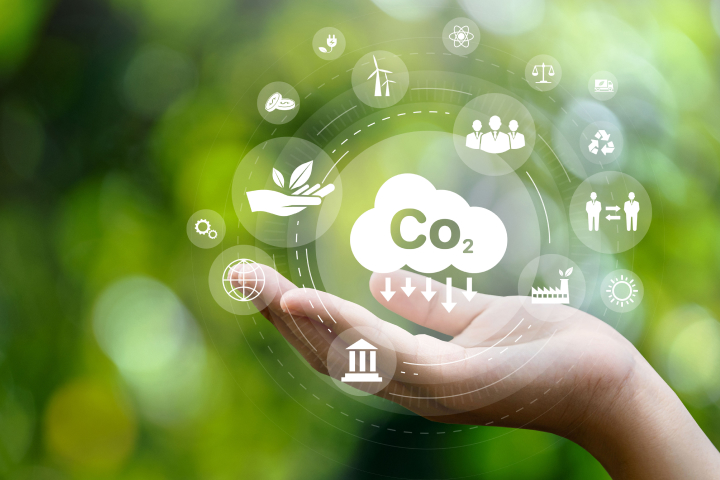 手のひらの上に浮かぶ、CO₂削減や環境・社会を表すアイコン
